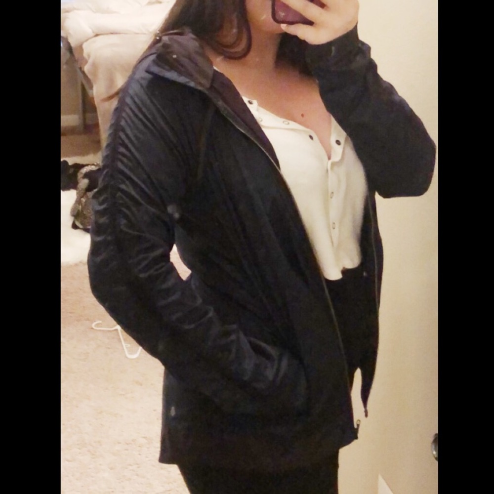 Lululemon wind breaker with hood